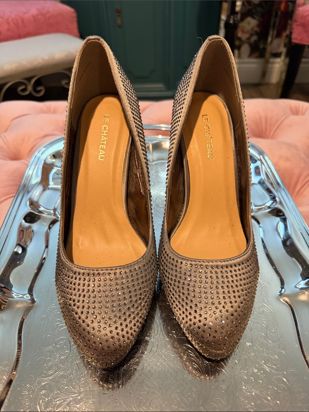 le chateau silver Crystal-Embellished Pointed Toe Pumps size 7